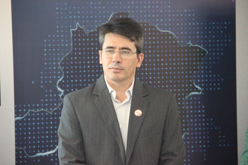 O professor que trouxe a turma, Rogerio Teixeira, disse que ficou sabendo do Projeto Conhecer por meio de outros colegas professores e que tem observado que o retorno é bom (Foto: Karina Camargos Coutinho)